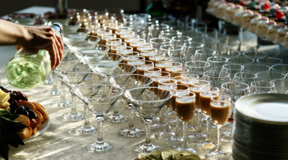 Καλοκαιρινά γλυκά και cocktail pairing: Τα καλύτερα combo για την τέλεια εκδήλωση με catering